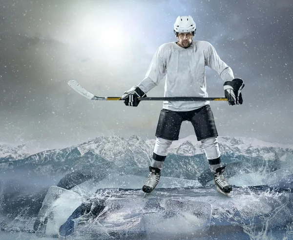 Jugador de hockey sobre hielo en el hielo —  Fotos de Stock