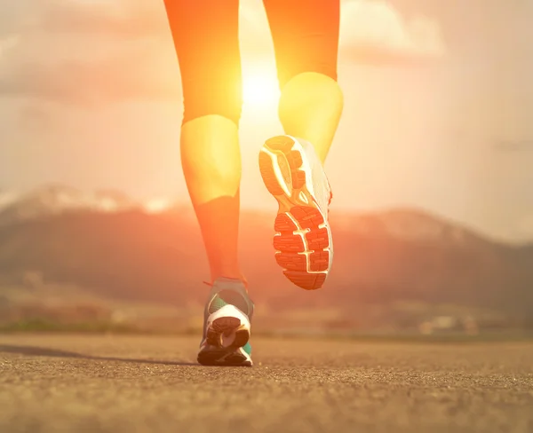 Pés atleta corredor correndo na estrada — Fotografia de Stock