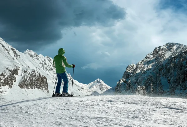 Lyžař zůstat na vrcholu hory — Stock fotografie