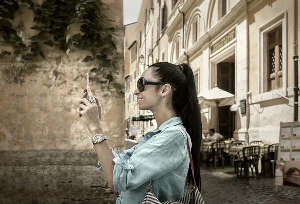 Feminino tiro turístico por telefone em Roma — Fotografia de Stock