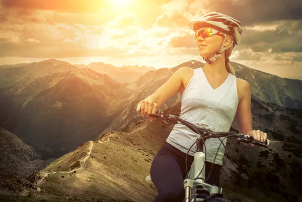 Schöne Frau auf dem Fahrrad — Stockfoto