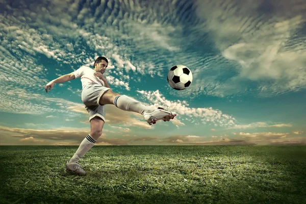 Soccer player with ball  outdoors. — Stock Photo, Image