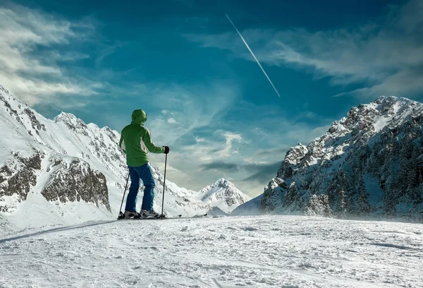 Skiër blijven op de top van de berg — Stockfoto