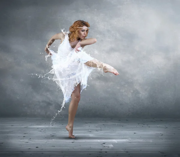 Bailarina com vestido de leite — Fotografia de Stock