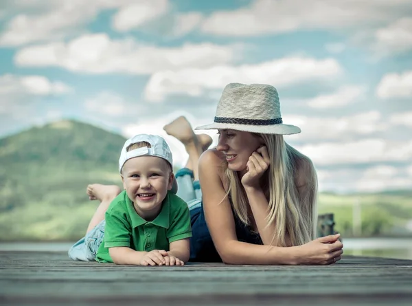 Geluk moeder en zoon op de pier — Stockfoto