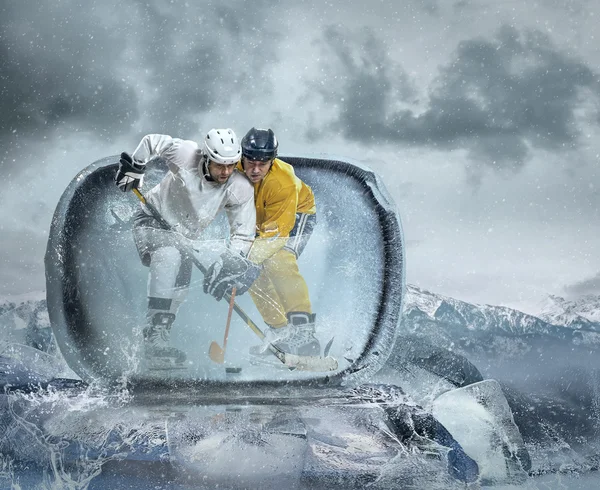 Jugadores de hockey sobre hielo en acción — Foto de Stock