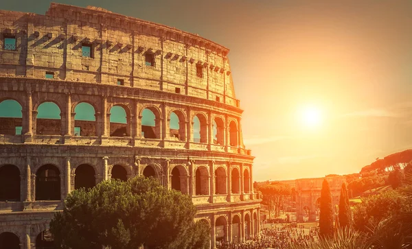 Lugar de viaje popular - Coliseo romano . —  Fotos de Stock