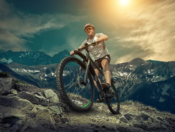 Man with bicycle aroun mountains — Stock Photo, Image