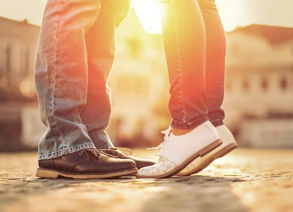 Couples pieds rester à la rue — Photo