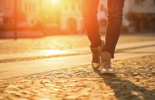 Womansfeet på gata på solig dag. — Stockfoto