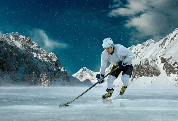 Jugador de hockey sobre hielo en acción al aire libre —  Fotos de Stock