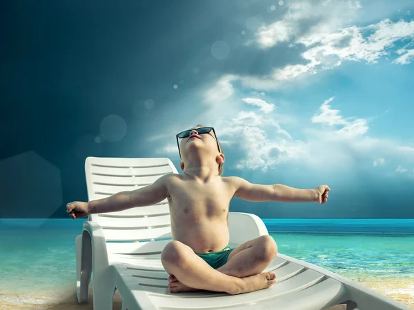 Niño en gafas de sol diversión cerca del agua —  Fotos de Stock