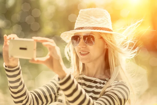 Retrato de mujer rubia fotografiando — Foto de Stock