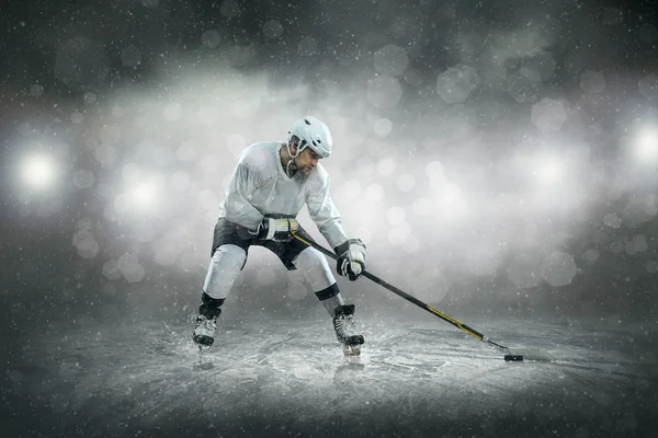 Ice hockey player on the ice — Stock Photo, Image