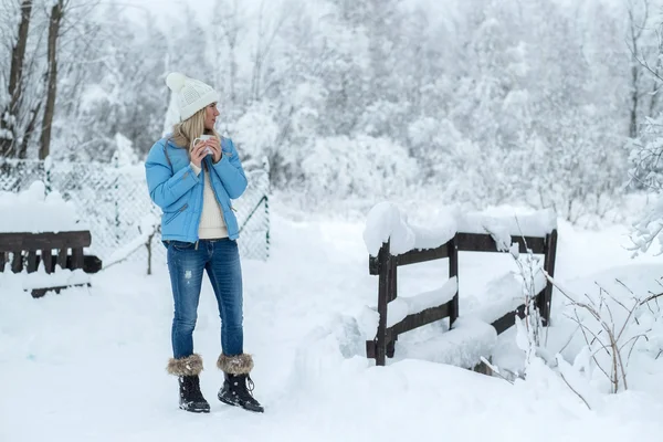 Mujer con copa en invierno — Foto de Stock