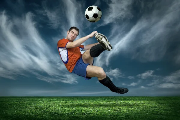 サッカー ボールを持つプレイヤー — ストック写真