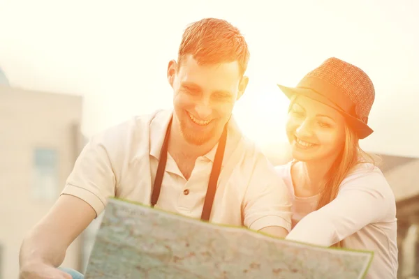 Pareja turística mirando el mapa — Foto de Stock