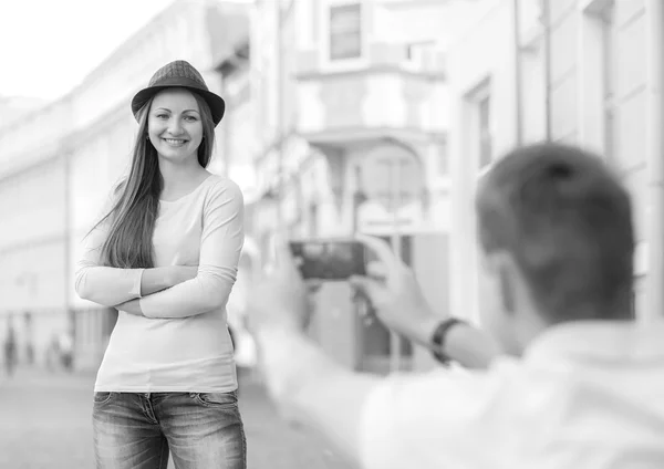 Homme tir femme sur le téléphone mobile Images De Stock Libres De Droits