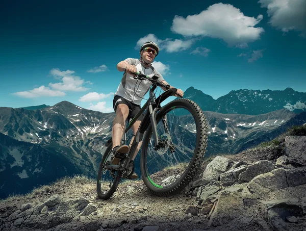 Людина з велосипедом навколо гір Ліцензійні Стокові Фото