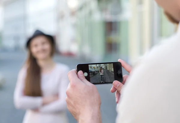 Hombre disparando mujer en el teléfono móvil Fotos de stock