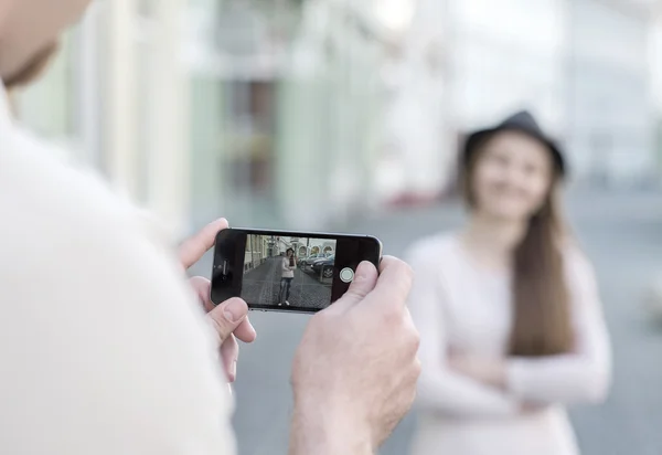 Homme tir femme sur le téléphone mobile Image En Vente