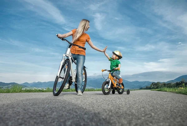 Mutter und Sohn auf dem Fahrrad lizenzfreie Stockbilder