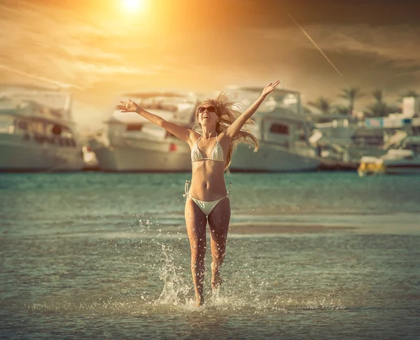 해변에서 실행 하는 행복 한 여자 로열티 프리 스톡 이미지
