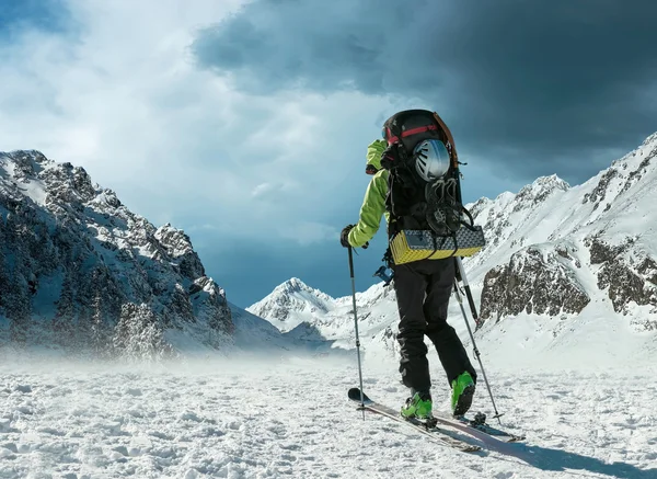 Adam dağlarda Kayak, sırt çantası ile Stok Fotoğraf