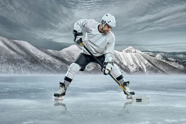 Jugador de hockey sobre hielo en acción al aire libre Imagen De Stock