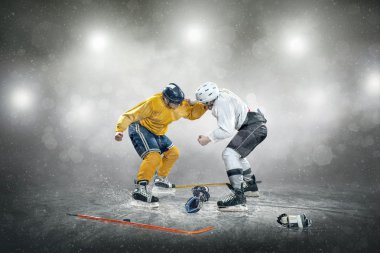 on Ice buz hokeyi oyuncuları.