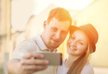 Turistik çift cep telefonunuzda çekim