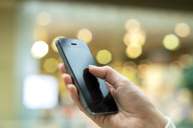 Cep telefonu kullaranarak kadın el