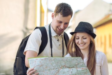 Turistik çift haritaya bakıyordum