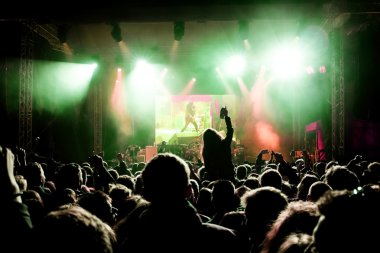 Eller yukarı raising mutlu insan siluetleri