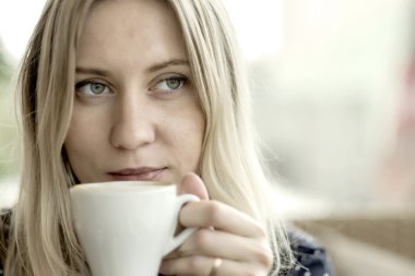 Kadın, kafede kahve