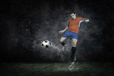 futbolcu su altında
