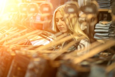 sarışın kadın kot arıyorum