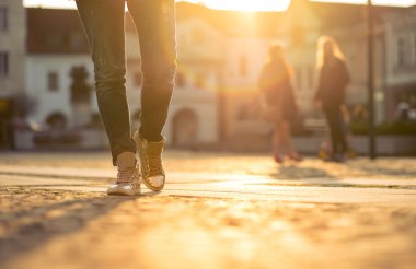 Güneşli bir gün, sokakta Womansfeet.