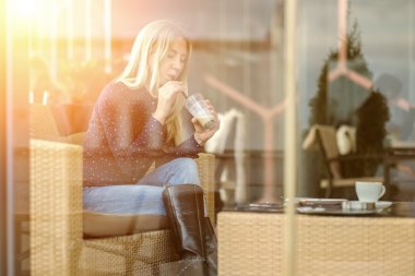 Mutluluk erkek kahve ile.