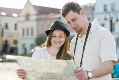 Turistik çift haritaya bakıyordum