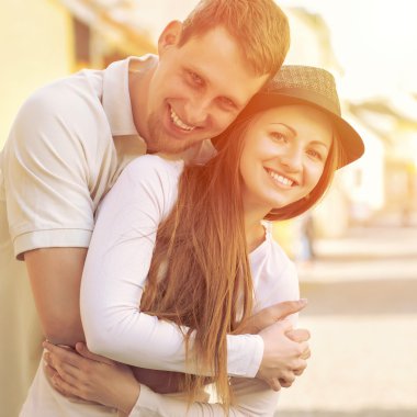 Gülümseyen mutlu çift sokakta.