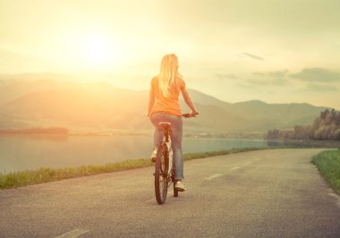 Bisiklet üzerinde mutlu bir kadın