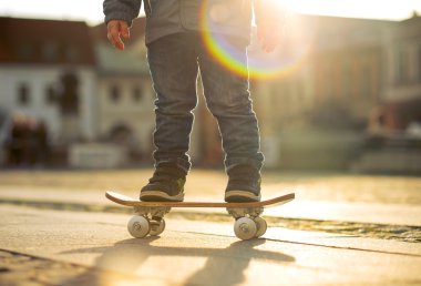 Çocuk sokakta kaykay ile