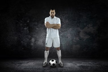 Futbolcu çevresinde damla sıçrama