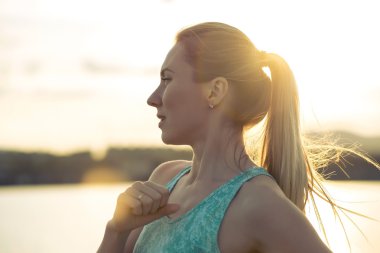 güneş ışığı altında çalışan erkek