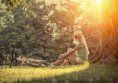 Onun Bisiklet oturan kadın