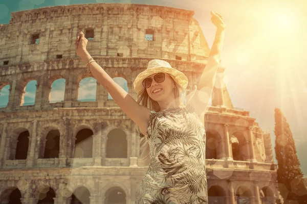 Gelukkig vrouwelijke toerist in Rome. — Stockfoto