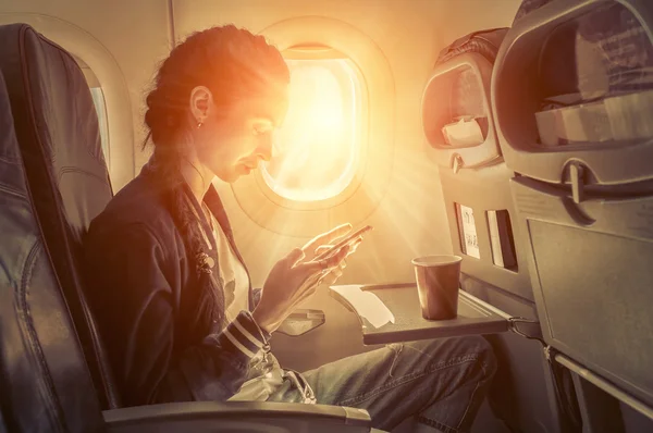 Frau sitzt im Flugzeug — Stockfoto