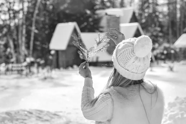 Mutlu erkek kış villa yakınındaki — Stok fotoğraf