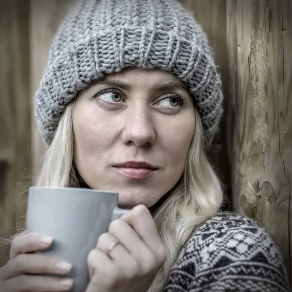 Blond kvinna dricka kaffe — Stockfoto